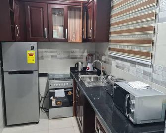 Spacious Quiet & Cozy- Close to Highway-Parking - Adentan - Kitchen