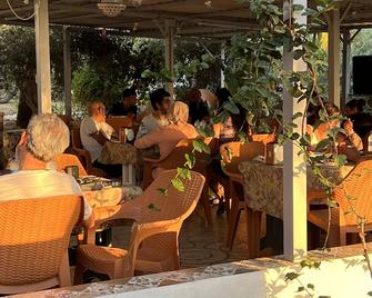 Mavi Cennet Camping Caravan - Kizilot - Restaurant