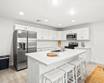 Bright & Spacious 3br Close To Beaches - West Palm Beach - Kitchen