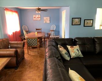 Beach Front on the Bay in our Rustic, Pet Friendly Cottage home - נורפולק - סלון