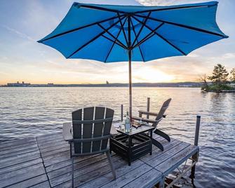 Waterfront Lakehome on Park Point @Bayview Cottage - Superior - Patio