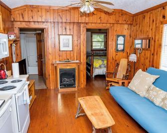 Mountain Aire Cottages, Inn, & Glamping - Clayton - Living room
