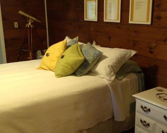 Charming Cabin On Scenic Road - Great Barrington - Bedroom