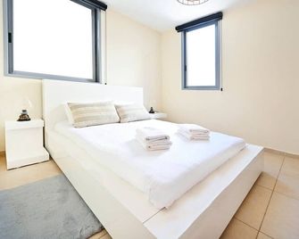 Sam's Journey 4br Garden By Holyguest - Tel Aviv - Habitación