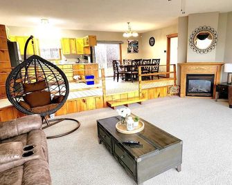 Moon River Retreat-4 Seasons Riverside Gateway - Bobcaygeon - Living room