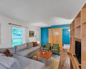 Charming Mid-Century Modern Home in Shannon Park home - Charlotte - Living room
