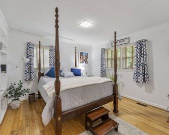 Families • King Beds • Pups - Downtown 5 Minutes - Anderson - Bedroom