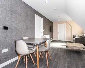 Magna House - Egham - Comedor