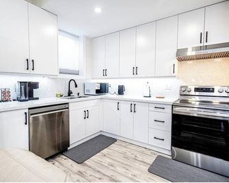 Luxurious Modern Suite in Alliston - Alliston - Kitchen