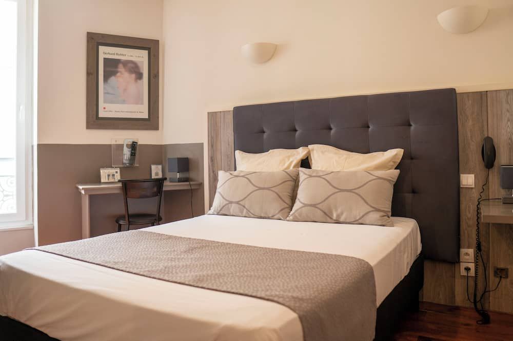 Plazza Hotel - נים