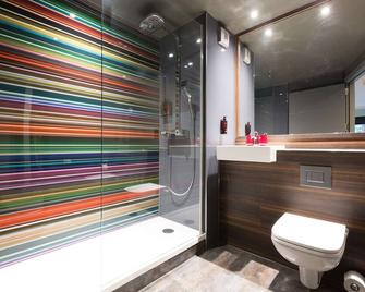 Village Hotel Manchester Bury - Bury - Bathroom