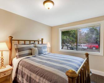 Dog-friendly home with a yard, washer/dryer, partial AC - near attractions - Clinton - Habitación