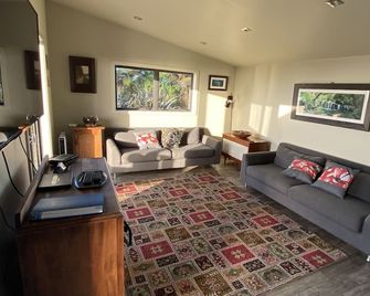 Stunning Clifftop Uninterrupted Ocean Views - Westport - Wohnzimmer