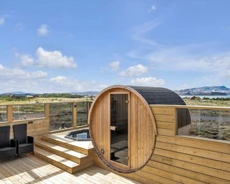 Cozy Cabin with Hot Tub & Sauna - Ultimate Retreat - Haukadalur - Balcony