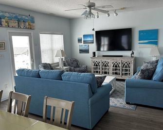 Almost Ocean Front, 2nd Row, Great Ocean Views, Easy Beach Access, Quiet Street - Emerald Isle - Living room