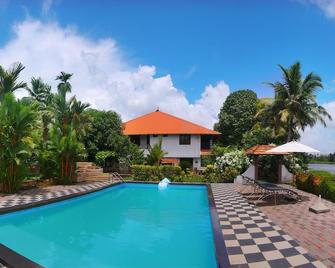 Green Palace Health Resort - Champakulam - Piscina