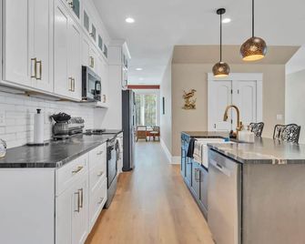 Private Guest House Retreat with Private Lake! On 106 acres - Goode - Cocina