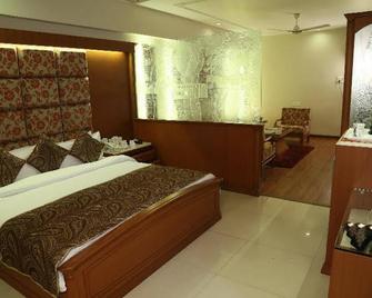 Hotel Amar Vilas - Indore - Schlafzimmer