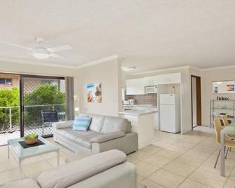 Yarrara #6 Short Walk To Beach, Shops, Cafes Accom Holidays - Terrigal - Living room