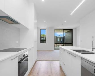 Avon Valley Vista- Brand New Modern Cozy Home for Family with kids - Auckland - Cuina