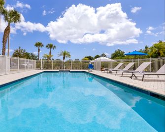 Holiday Inn Express & Suites Fort Pierce West By IHG - פורט פירס - בריכה