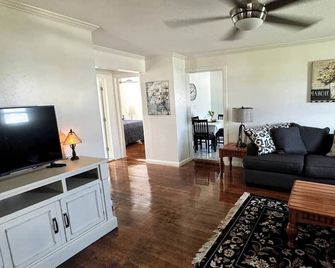 Welcome to The Tennerton House-Charming 2-bedroom with AC and WiFi in Buckhannon - Buckhannon - Huiskamer