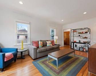Kitschy House on a Quiet Tree Lined Street in Upscale Evanston Neighborhood - Evanston - Sala de estar