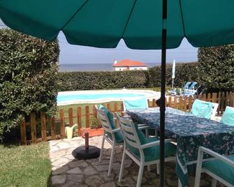 Beautiful house in front of the sea in Azenhas do Mar, near beaches, private poo - Colares - Piscina