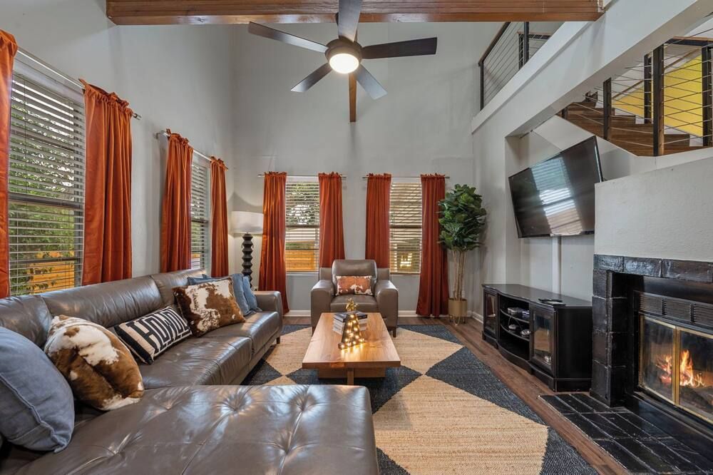 Huge Bachelor/ettes & family property w/ 2 Homes, Pool, Games, close to Downtown - אוסטין - סלון