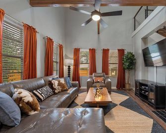 Huge Bachelor/ettes & family property w/ 2 Homes, Pool, Games, close to Downtown - Austin - Sala de estar