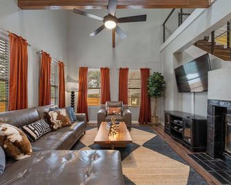 Huge Bachelor/ettes & family property w/ 2 Homes, Pool, Games, close to Downtown - אוסטין - סלון