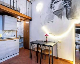 2 - Monolocale silenzioso a due passi dal centro - Florence - Salle à manger