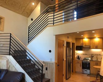Clean Modern Cabin with Tesla/J1172 EV charger - Idyllwild - Kitchen