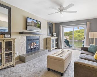 Great Views and Pool Next to Docknockers! - Lake Ozark - Pokój dzienny