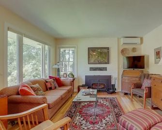 Living Color 2 Bedroom Home by RedAwning - Hood River - Living room