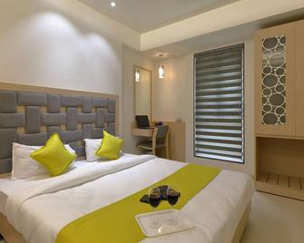 Hotel Sifat International - Surat - Bedroom
