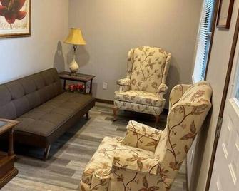 Whispering Fields - Cambridge - Living room