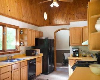 Spacious Retreat with Outdoor Firepit & Large Deck - Banco - Mutfak