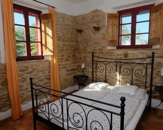 Casa-Montale, 3/5 Sotto, typical country house, gr. Pool, secluded location, panoramic views - Montecarotto - Bedroom