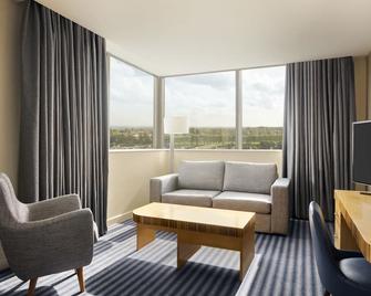 Ramada Hotel & Suites by Wyndham Coventry - קובנטרי - סלון