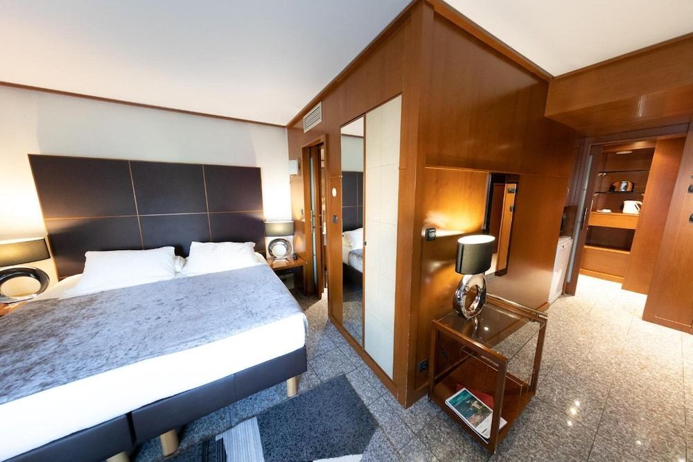 Goldstar Apartments & Suites