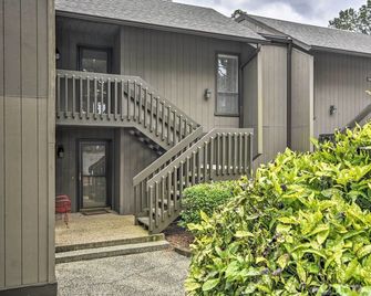 Condo By Pinehurst Golf Course w/ Peaceful Patio - Pinehurst - Building