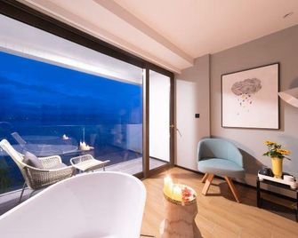 Liuyue · Designer Lake View Holiday Hostel - Dali - Living room
