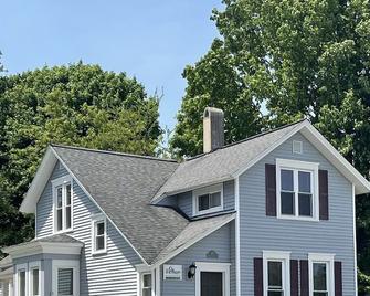 The Hideaway of Ludington - Beautiful home in the downtown area - Ludington - Building