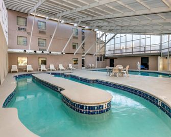 Sleep Inn & Suites near Sports World Blvd. - גאטלינברג - בריכה