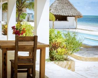 Uroa Zanzibar Vera Beach Hotel by Moonshine - Uroa - Patio