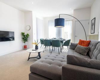 Modern Apartments with Balcony in Merton near Wimbledon by Sojo Stay - Mitcham - Living room