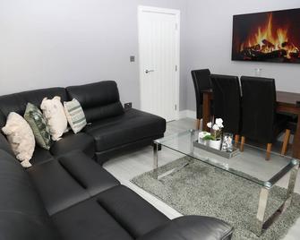 Homely 1-Bed Apartment in Birmingham - Birmingham - Wohnzimmer