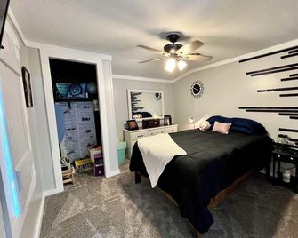 Fun 2 BdRm Apt in the Bourbon Capital with Pool Table, PAC-Man & More! - Bardstown - Bedroom