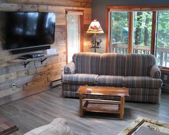 Adirondack Getaway Right On Lake Hadlock With Lake George only 12 Miles Away! - Fort Ann - Living room